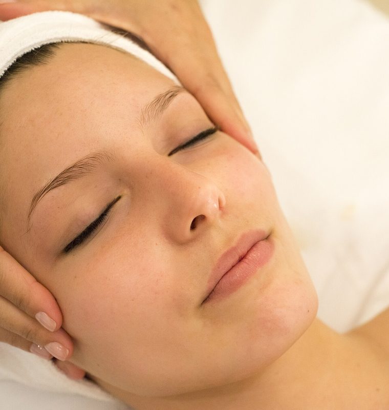 Massage mặt sảng khoái